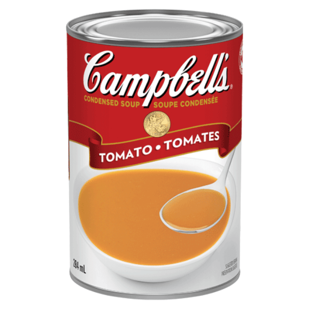 Une boite de conserve rouge sur fond blanc avec un bol blanc de soupe à la tomate de couleur orange