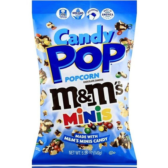 Un paquet bleu sur fond blanc avec plein de popcorn au chocolat avec des petits morceaux de M&M’s