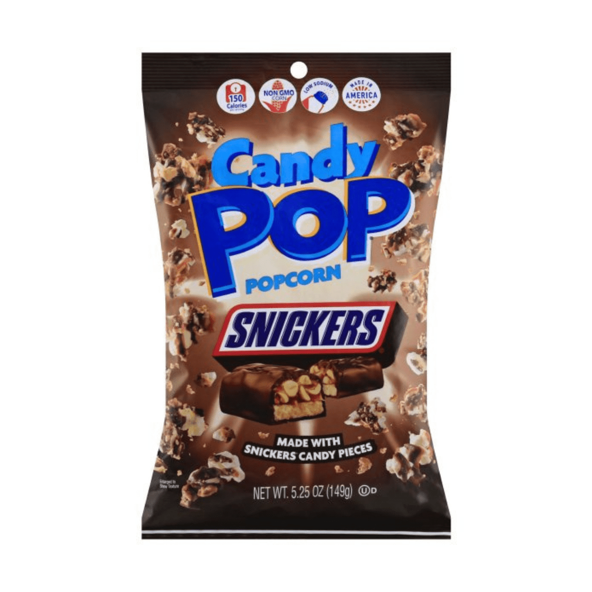 Un paquet marron sur fond blanc avec plein de popcorn au chocolat et une barre chocolatée coupée en 2