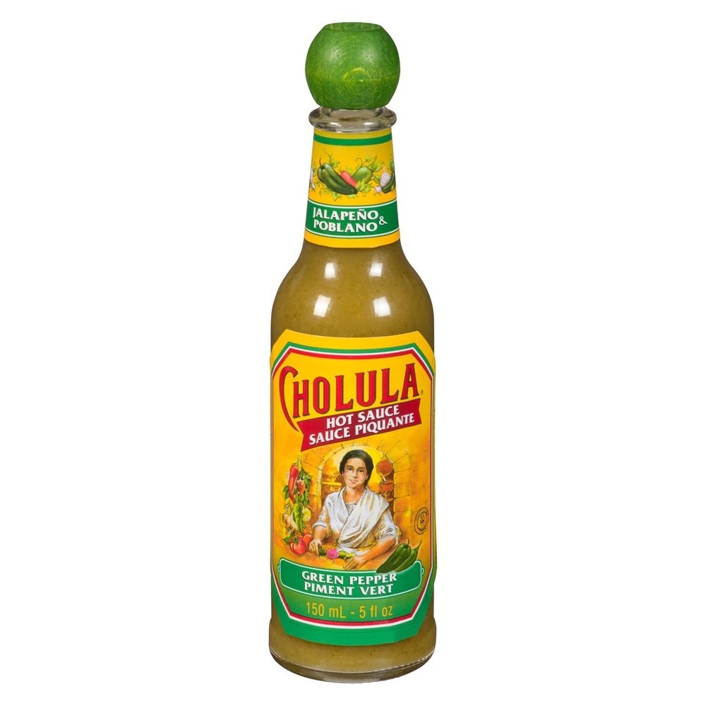 Une bouteille en verre avec une sauce verte et des étiquettes jaunes et vertes avec un piment vert, un poivron vert et une cuisinière en blouse blanche. Le tout sur fond blanc 