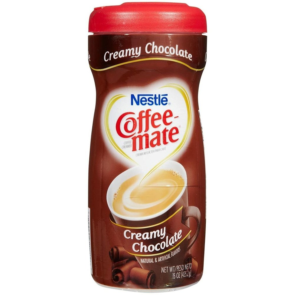 Un paquet marron sur fond blanc avec un capuchon rouge et une tasse marron avec une un boisson couleur crème