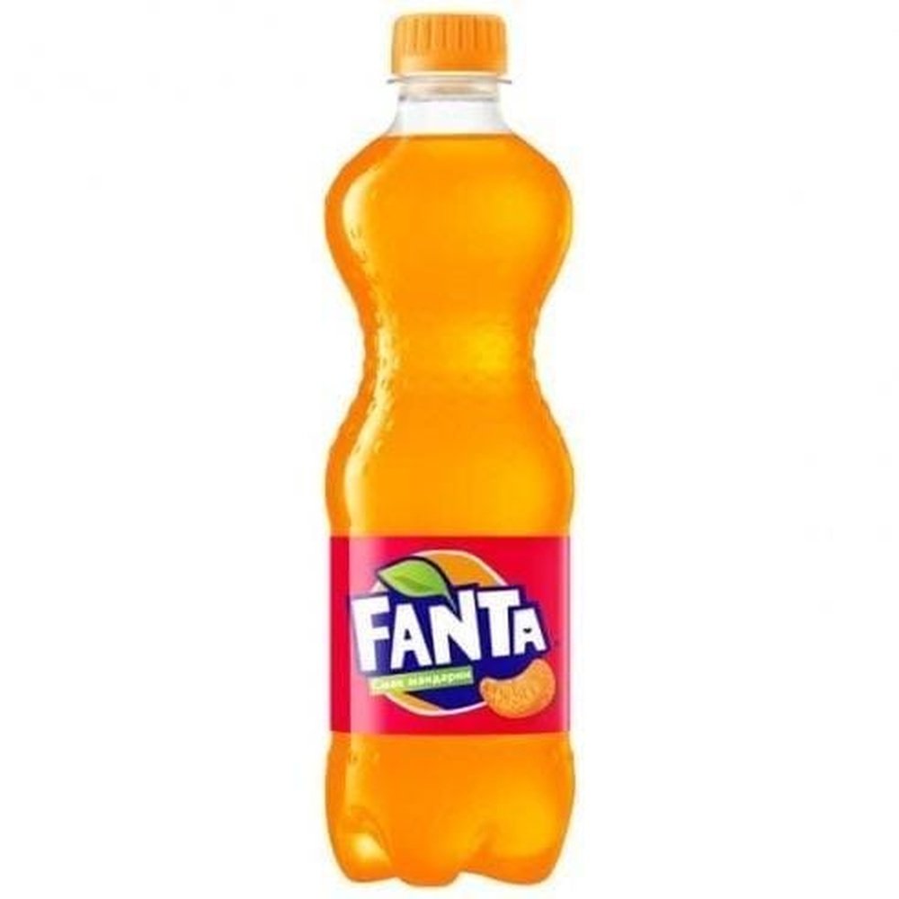 Une bouteille transparente avec une boisson orange, un capuchon orange et une étiquette rouge avec un morceau de mandarine, le tout sur fond blanc