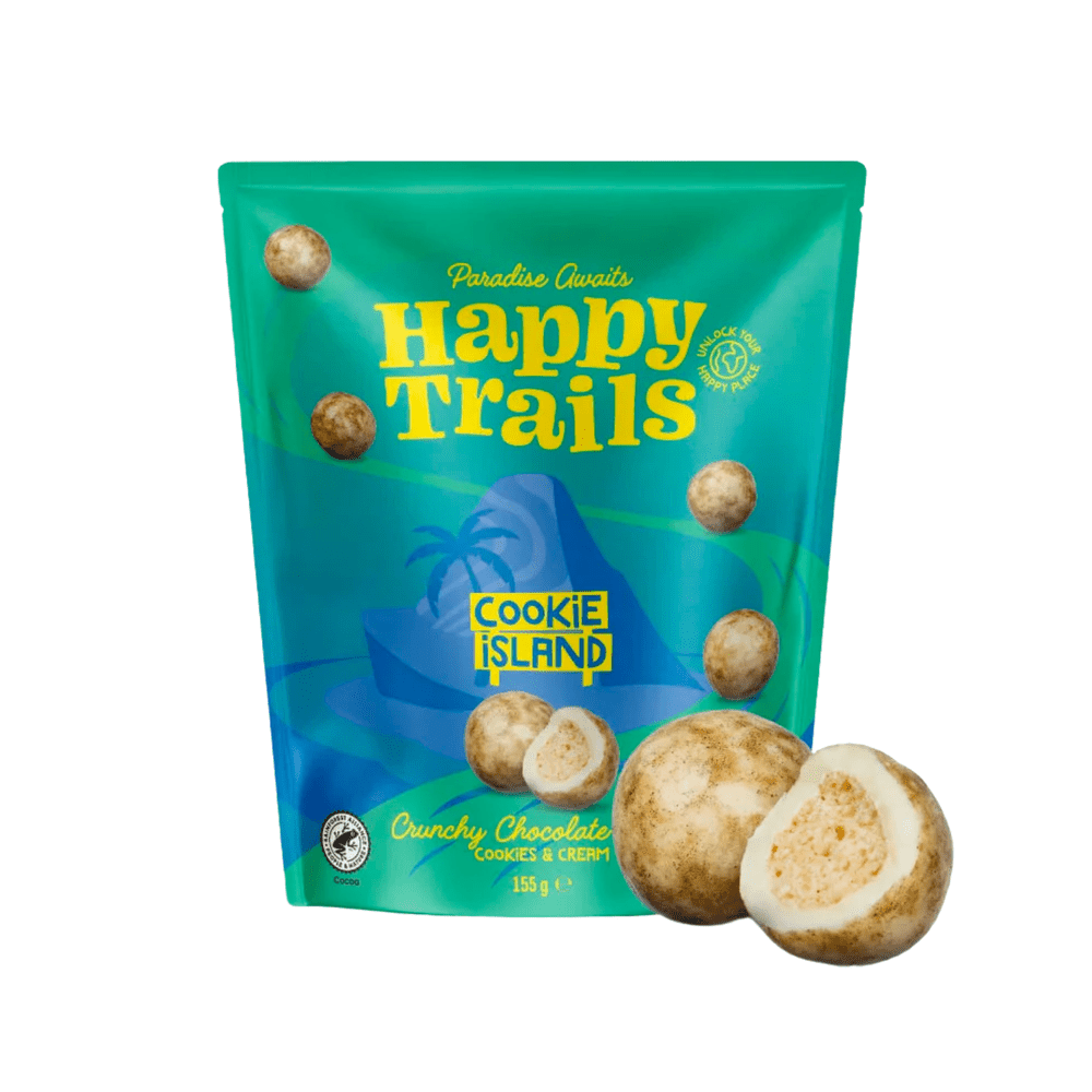 Un emballage bleu-vert sur fond blanc avec un paysage d’une île et plusieurs biscuits en forme de boule et au-dessus écrit en jaune « Happy Trails »