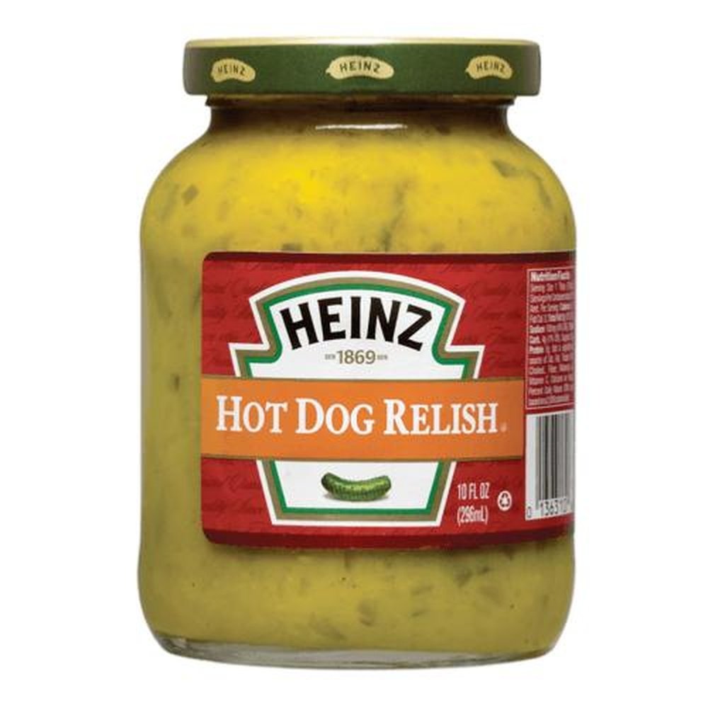 Un bocal transparent avec un capuchon vert, on y voit une sauce verte et une étiquette rouge avec un cornichon au centre. Le tout sur fond blanc