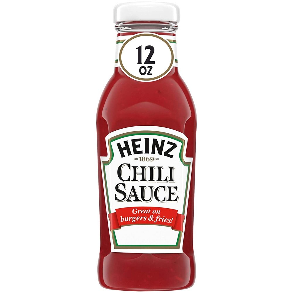 Une bouteille en verre transparent d’une sauce rouge, un capuchon blanc et une étiquette blanche au centre. Le tout sur fond blanc