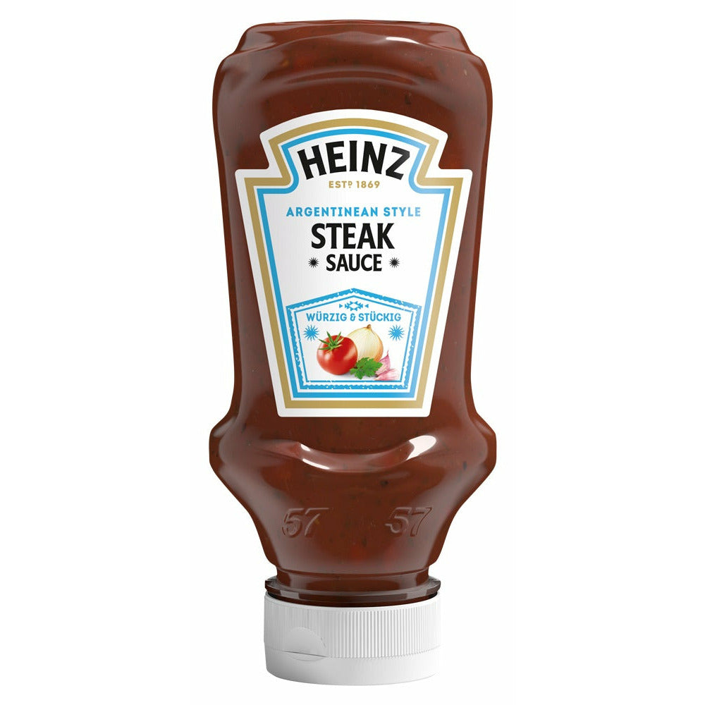 Une bouteille transparente d’une sauce rouge bordeaux, un capuchon blanc et une étiquette blanche au centre avec une tomate, un demi oignon et 2 gousses d’ail. Le tout sur fond blanc