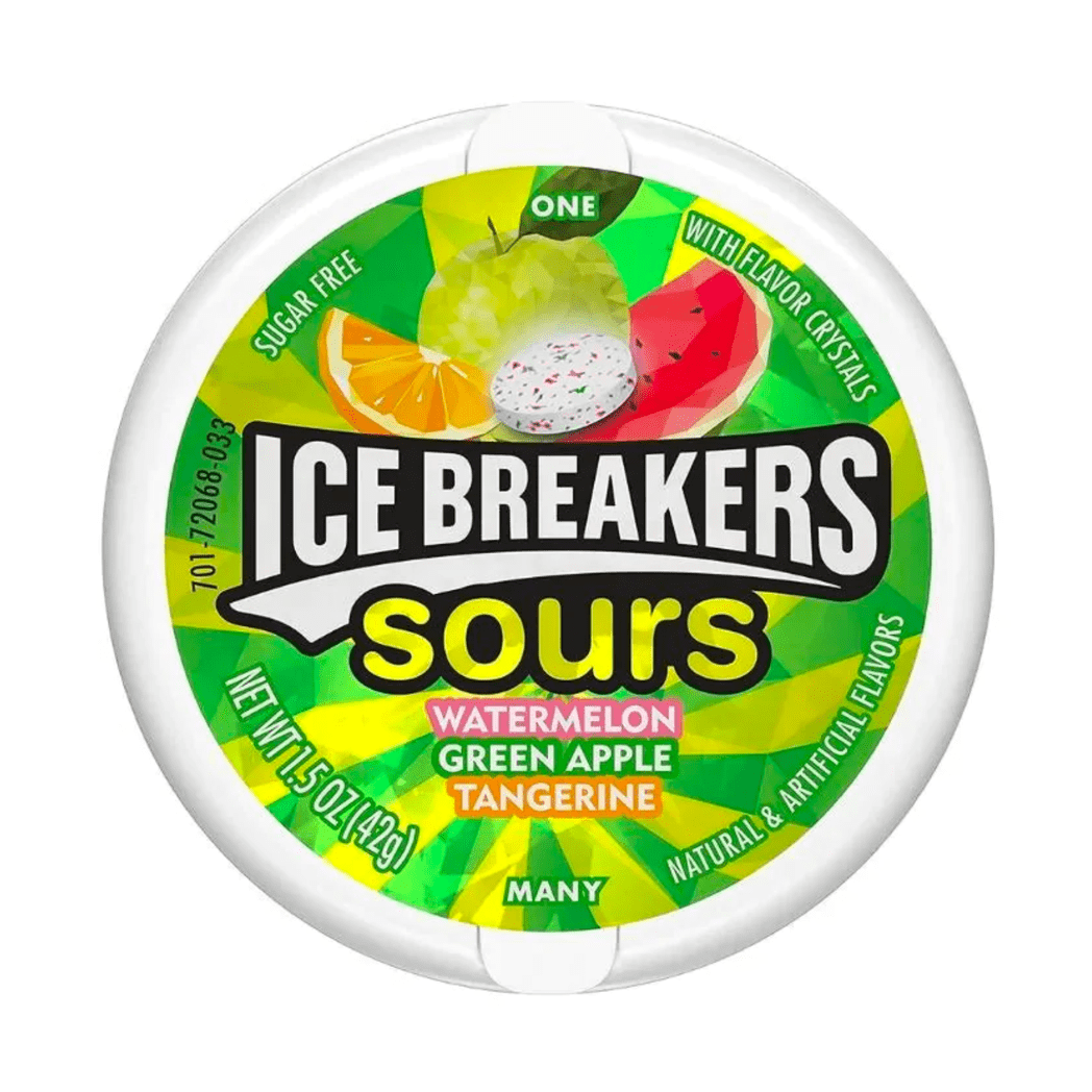 Un emballage rond vert avec les contours blancs, au-dessus une pastille blanche avec des petites tâches rouge/vert, une orange, une pomme et une pastèque. Le tout sur fond blanc
