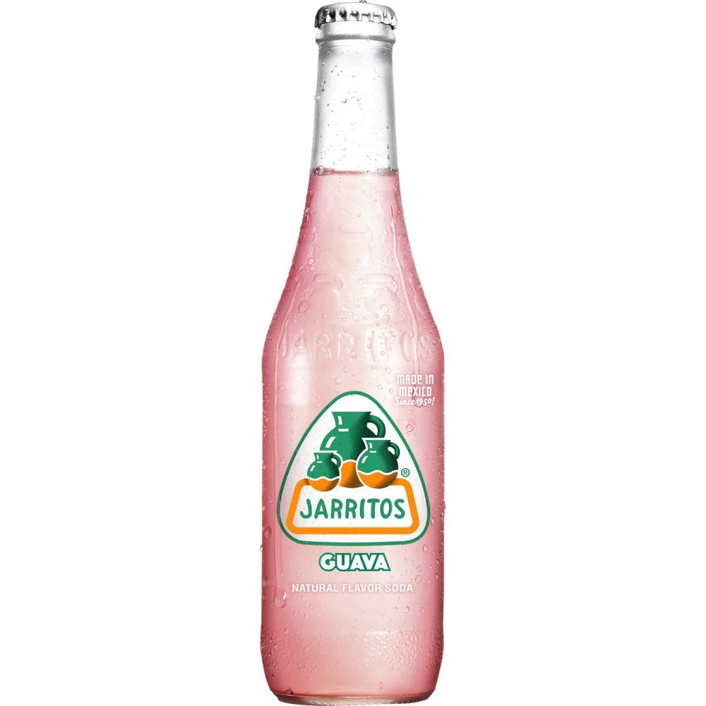 Une bouteille en verre transparente contenant une boisson rose avec au centre une étiquette blanche avec 3 jarres. Le tout sur fond blanc 