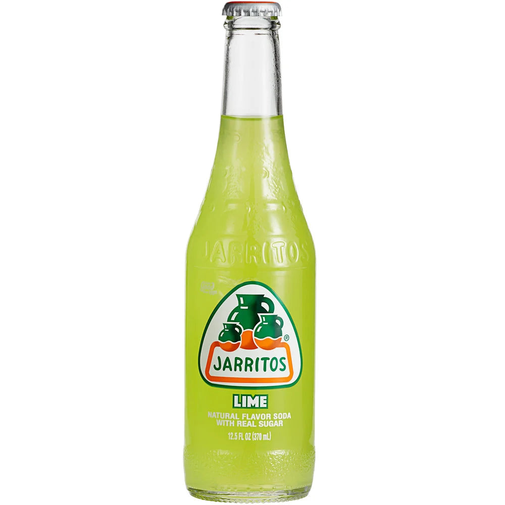 Une bouteille en verre transparente contenant une boisson vert fluo avec au centre une étiquette blanche avec 3 jarres. Le tout sur fond blanc 