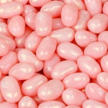 Un tas de bonbons en forme d'haricots roses
