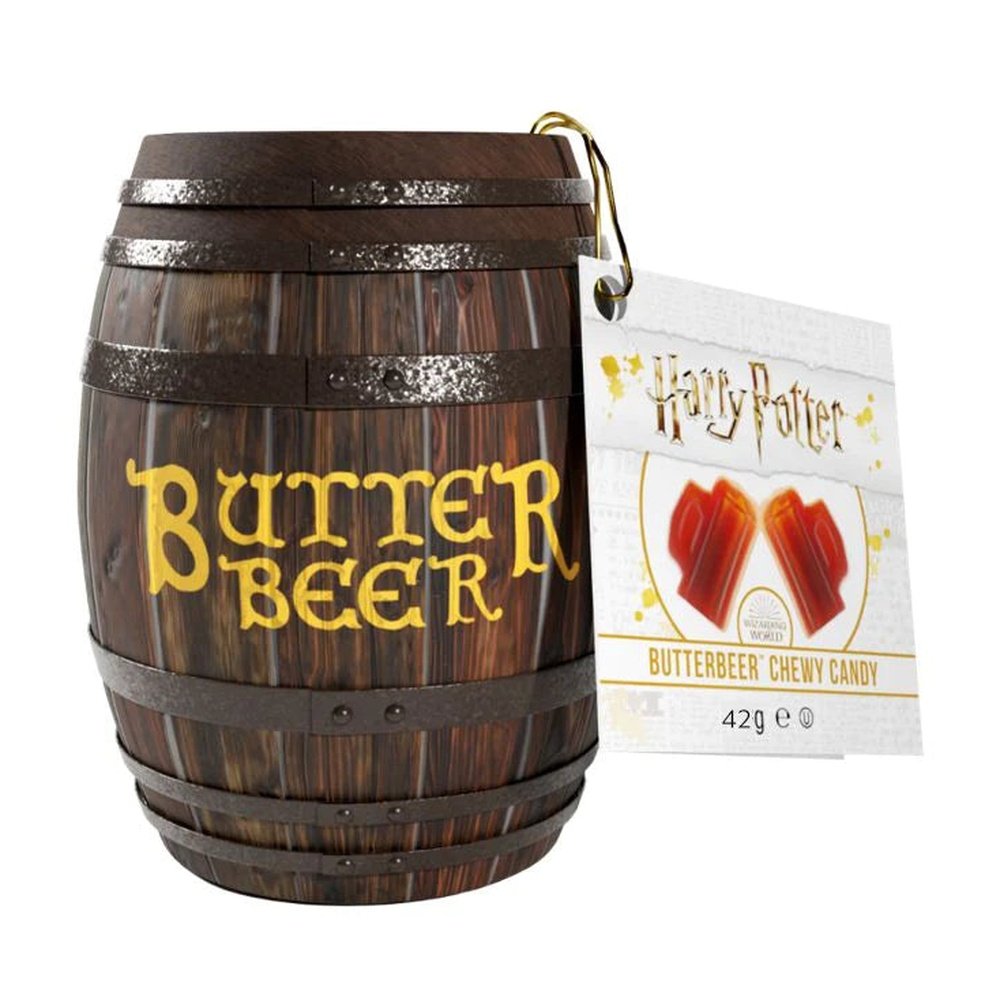 Un fût de bière avec écrit « Butter Beer » en jaune et une étiquette blanche avec 2 bonbons bruns en forme de choppe de bière, le tout sur fond blanc