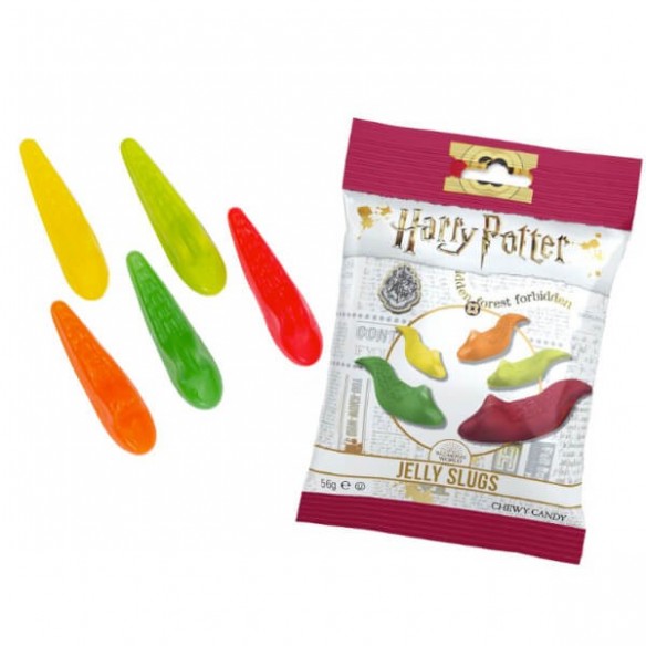 A gauche, 5 bonbons en forme de limaces vertes, orange, jaune et rouge. A droite un emballage blanc avec les extrémités verticales bordeaux et au centre les 5 bonbons, le tout sur fond blanc