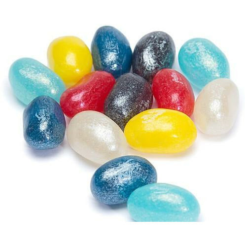 Quelques bonbons en formes d’haricots argentés de couleurs différentes ; bleu, jaune, rouge et blanc. Le tout sur fond blanc