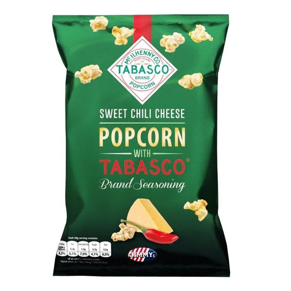 Un paquet vert sur fond blanc avec au-dessus des popcorns et en-dessous un long piment rouge et un morceau de fromage 
