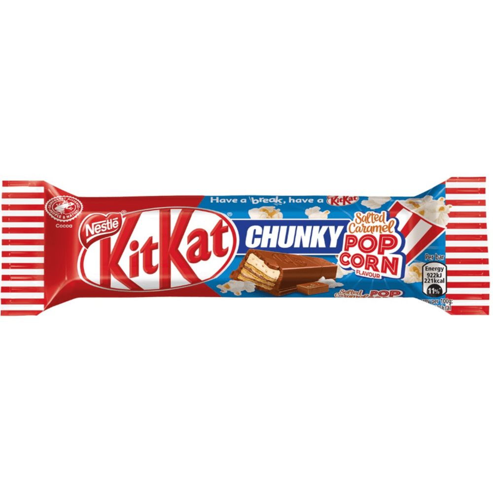 Un emballage rouge à gauche et bleu à droite, au centre il y a un biscuit en bâtonnet marron avec à l’intérieur une crème blanche et sur le coté plein de popcorns blanc. Le tout sur fond blanc