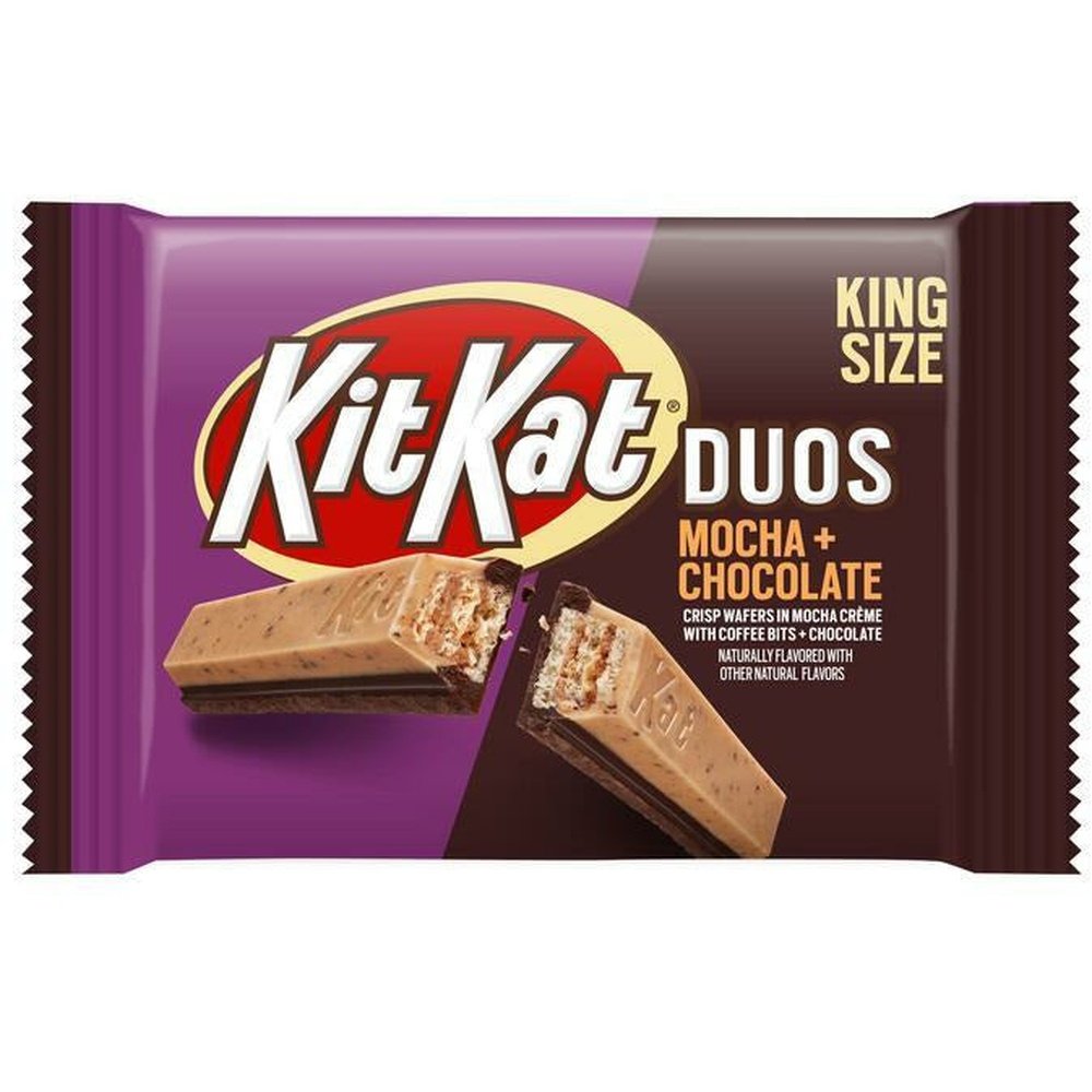 Un emballage mauve à gauche et marron foncé à droite, au centre il y a un biscuit en bâtonnet enrobé de chocolat brun avec des petits tâches noirs. Le tout sur fond blanc