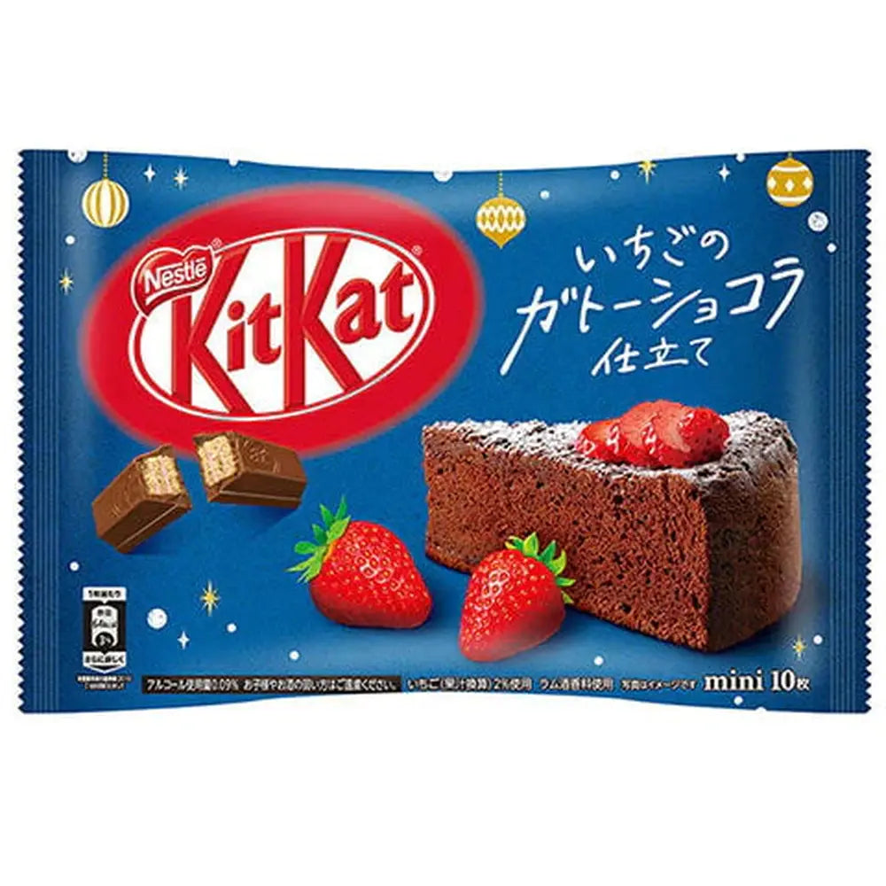 Un grand paquet bleu, à gauche un  biscuit enrobé de chocolat et à droite une part de cake au chocolat avec 2 fraises. Le tout sur fond blanc