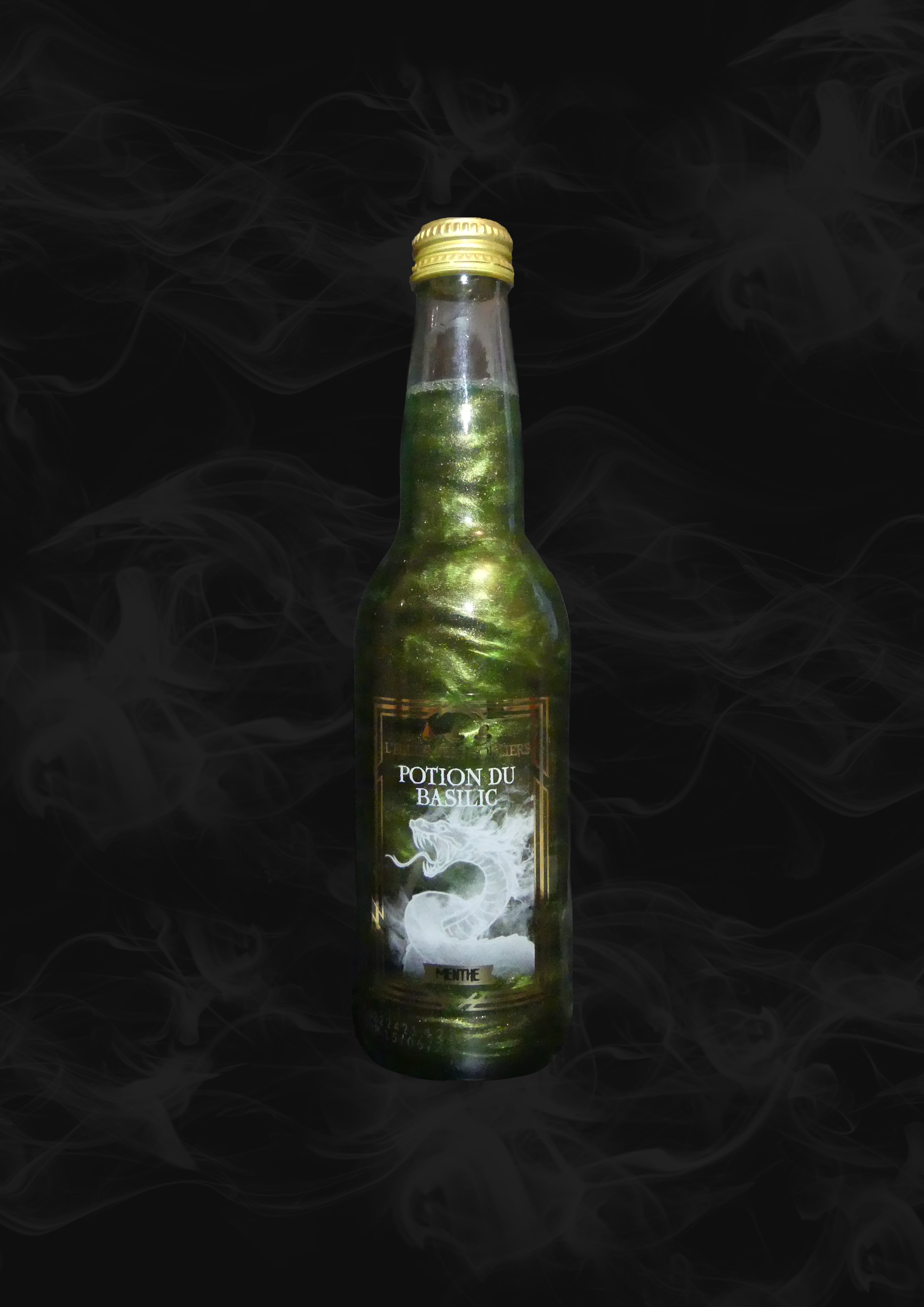 Une bouteille transparente avec une boisson pailletée verte et sur l’étiquette un serpent blanche. Le tout sur fond noir avec de la fumée