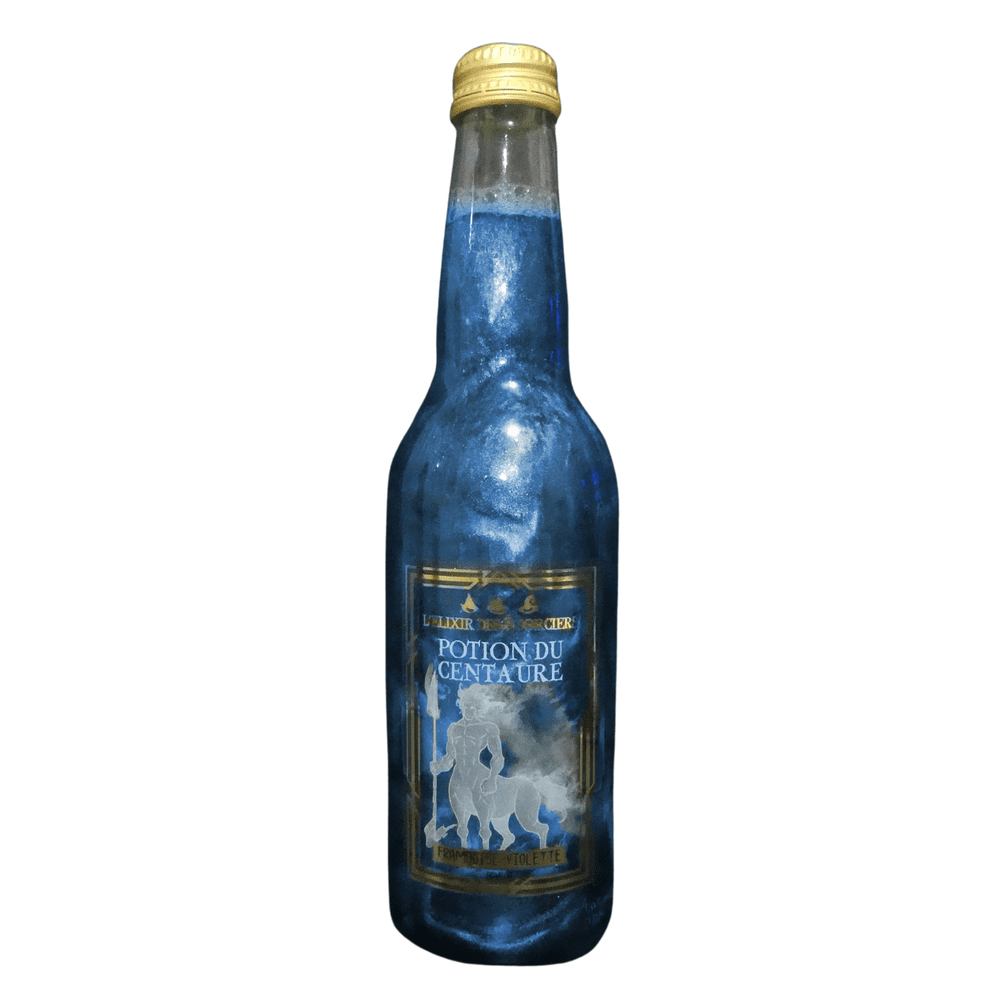 Une bouteille transparente avec une boisson pailletée bleue et sur l’étiquette une créature blanche mi-homme mi-cheval. Le tout sur fond blanc