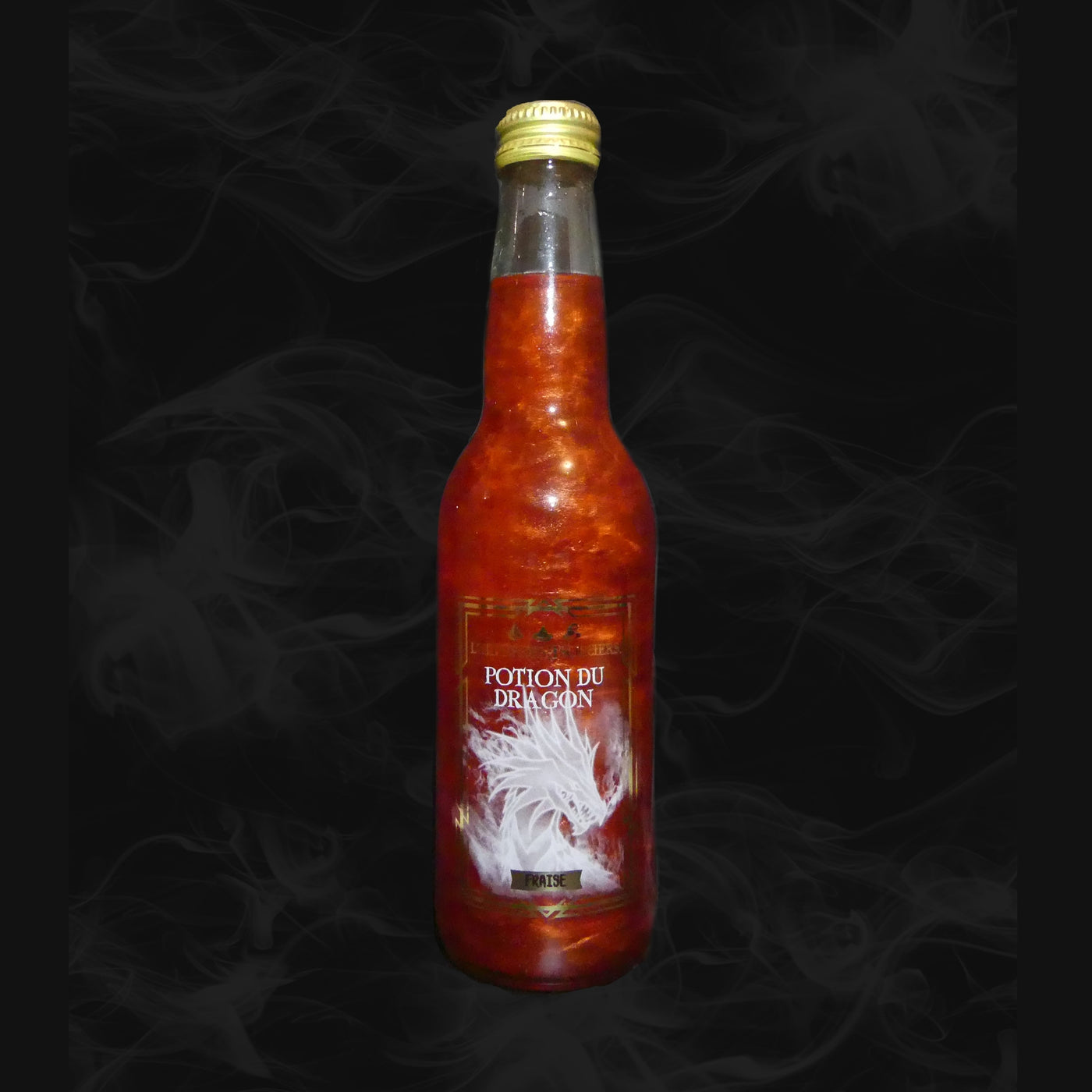 Une bouteille transparente avec une boisson pailletée orange et sur l’étiquette un dragon blanc. Le tout sur fond noir avec de la fumée