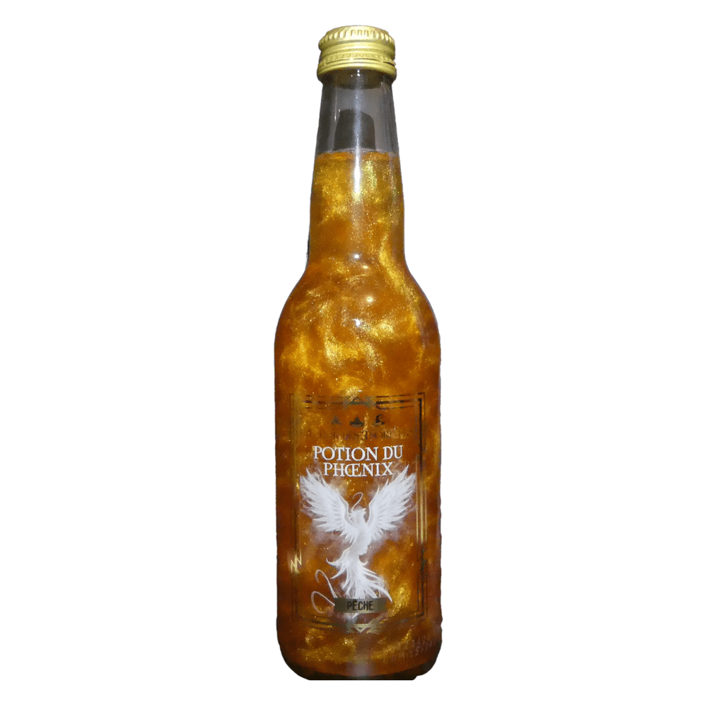 Une bouteille transparente avec une boisson pailletée jaune et sur l’étiquette un phoenix blanc. Le tout sur fond blanc