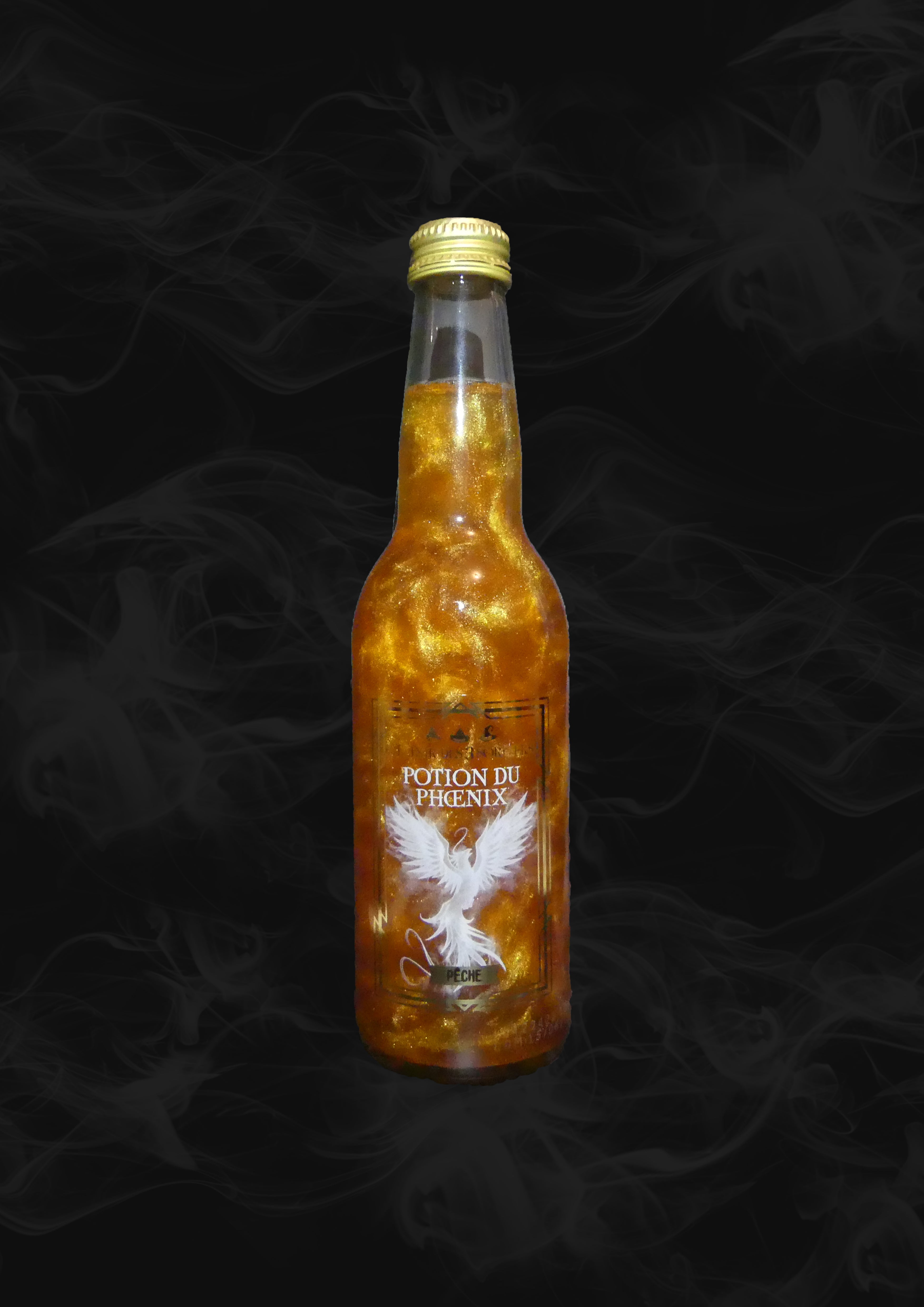 Une bouteille transparente avec une boisson pailletée jaune et sur l’étiquette un phoenix blanc. Le tout sur fond noir avec de la fumée