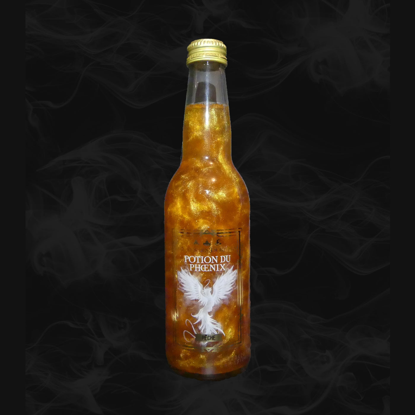 Une bouteille transparente avec une boisson pailletée jaune et sur l’étiquette un phoenix blanc. Le tout sur fond noir avec de la fumée
