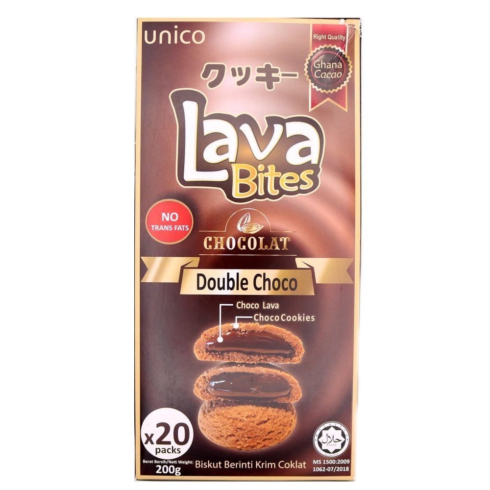 Un carton rectangulaire brun avec des biscuits marrons dont 2 sont ouverts et il y a un coulis au chocolat, le tout sur fond blanc