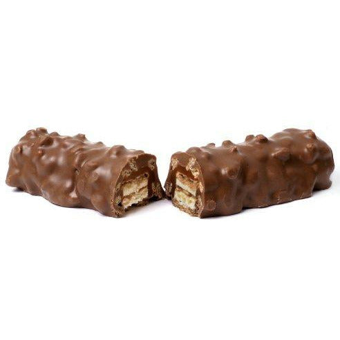 Une barre chocolatée coupée en 2 avec à l’intérieur du biscuits et du caramel, le tout sur fond blanc