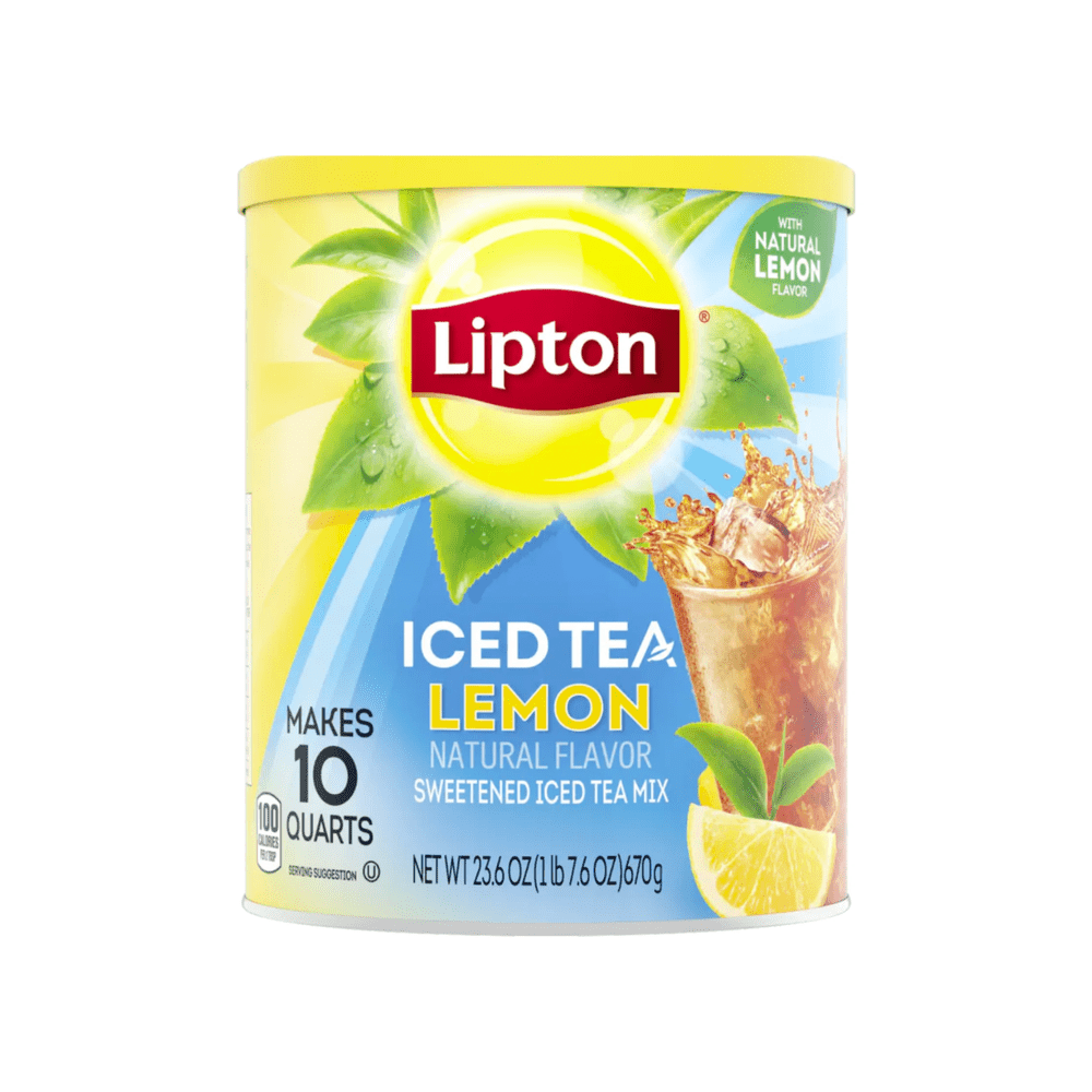 Un emballage jaune et bleu, à droite un verre de thé glacé et devant un morceau de citrons. Le tout sur fond blanc