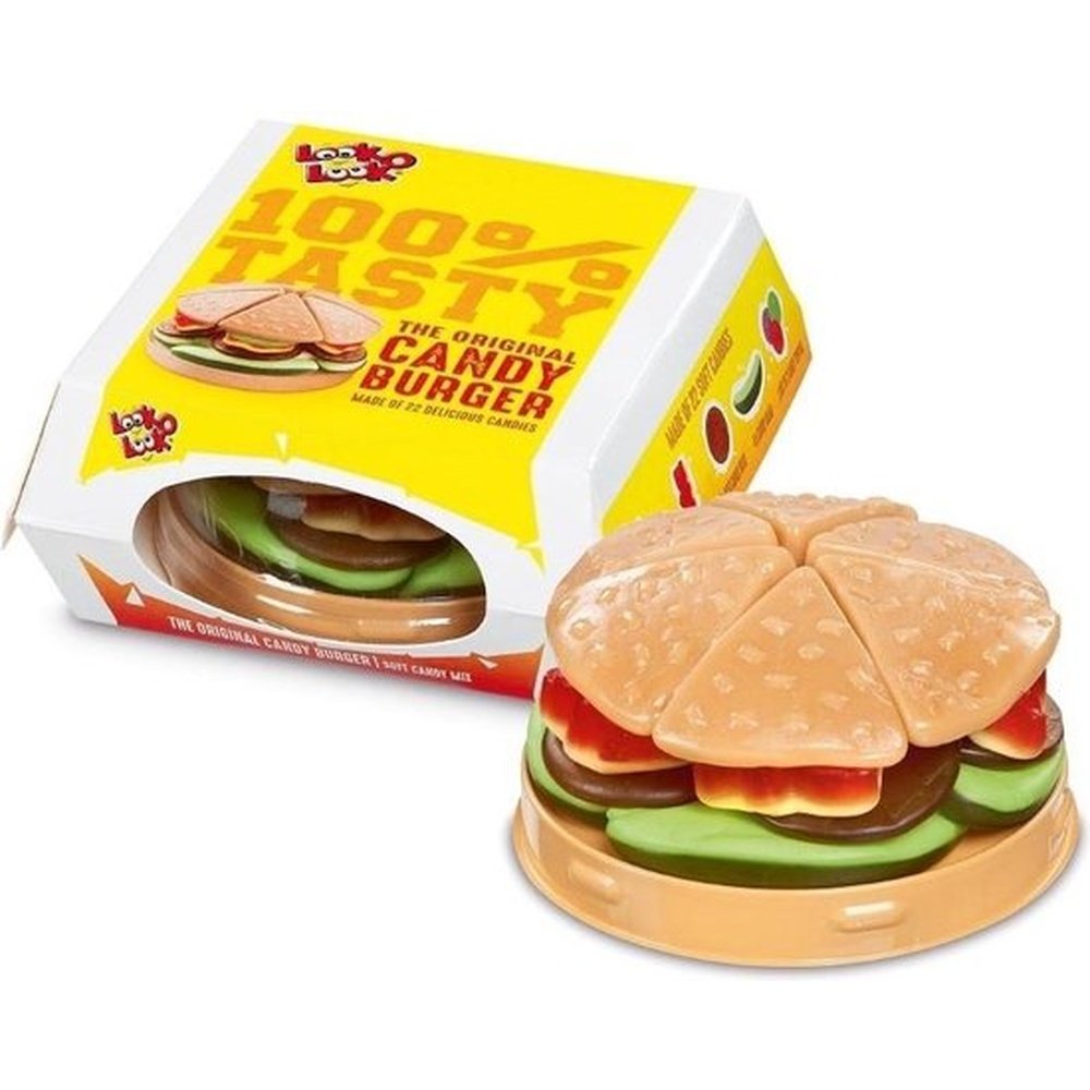 A gauche un paquet jaune et blanc, à droite un bonbon en forme d’hamburger avec des bonbons rouges, bruns, jaune et beige. Le tout sur fond blanc