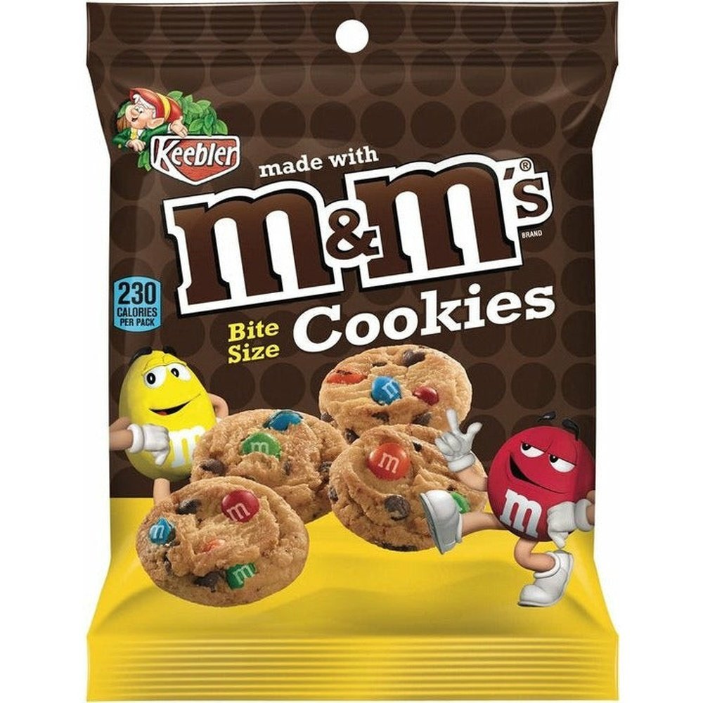 Un paquet marron en haut et jaune en bas avec 4 cookies nature aux pépites de m&m’s jaune, rouge, vert, bleu et marron. Le tout sur fond blanc