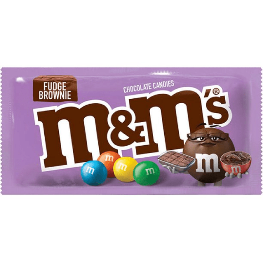 Un paquet mauve sur fond blanc avec un bonhomme M&M’s marron qui tient un plat de brownie et un m&m’s rouge et sur le côté gauche il y a d’autres m&m’s colorés