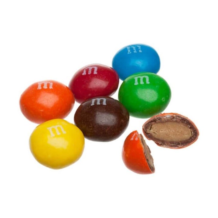 Plusieurs M&M’s bleu, rouge, orange, jaune, marron et vert. Et à droite une M&M’s orange coupé en 2, le tout sur fond blanc
