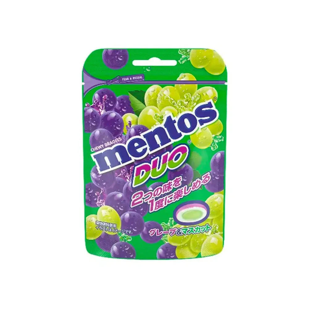 Un emballage vert sur fond blanc avec des grappes de raisins verts et mauves, en bas à droite avec un bonbon mauve rond et l’intérieur est vert