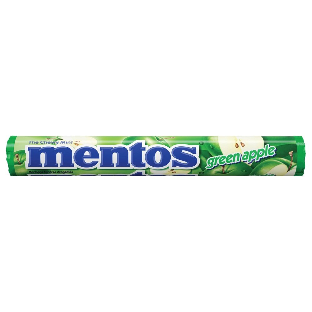 Un emballage long vert avec plein de pommes vertes coupés sur l’emballage et il est écrit « mentos » en bleu, le tout sur fond blanc
