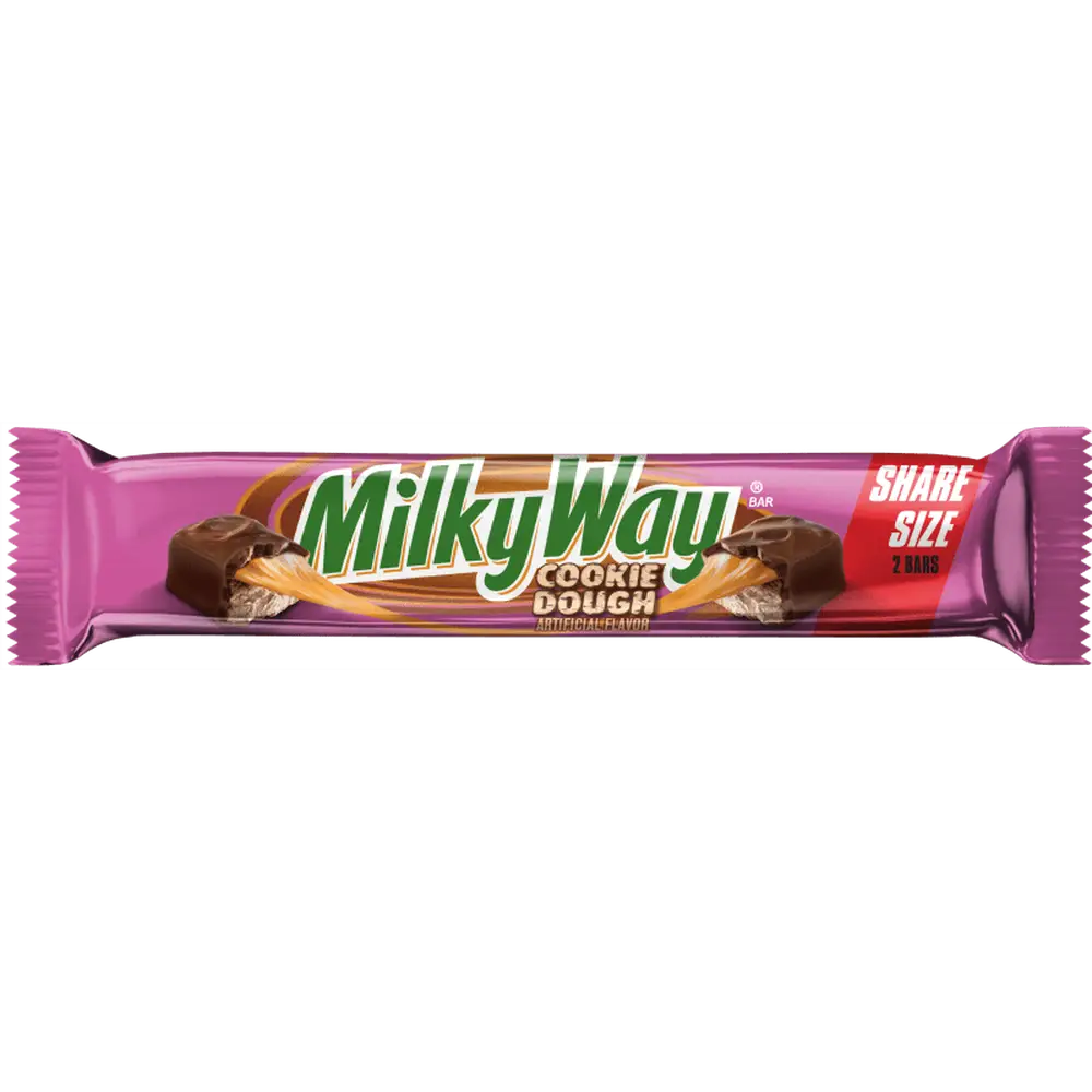 Un emballage mauve sur fond blanc avec au centre il est écrit « Milky Way » vert, de part et d’autre il y a une barre chocolatée remplie d’une crème beige et il y a du caramel qui les relie