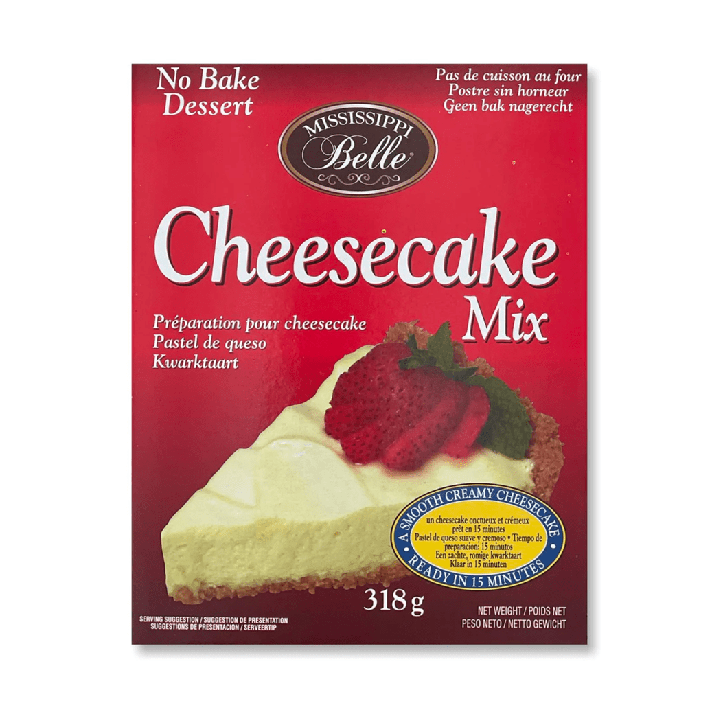 Un carton rouge sur fond blanc avec une part de tarte et beaucoup de crème, tout au-dessus une fraise coupée en rondelle