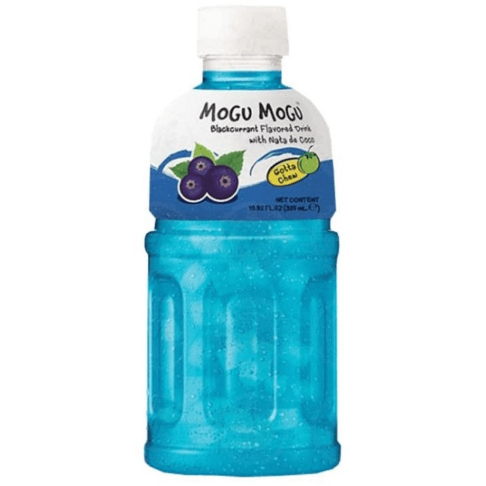 Une bouteille transparente sur fond blanc qui montre la couleur bleu de la boisson. Sur l’étiquette est dessiné 3 cassis 