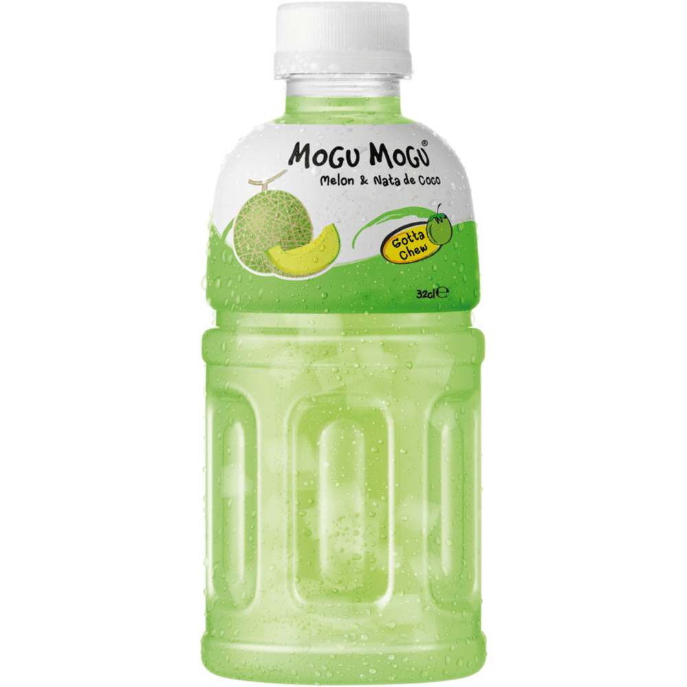 Une bouteille transparente sur fond blanc qui montre la couleur verte de la boisson. Sur l’étiquette est dessiné une melon entier et une tranche de melon