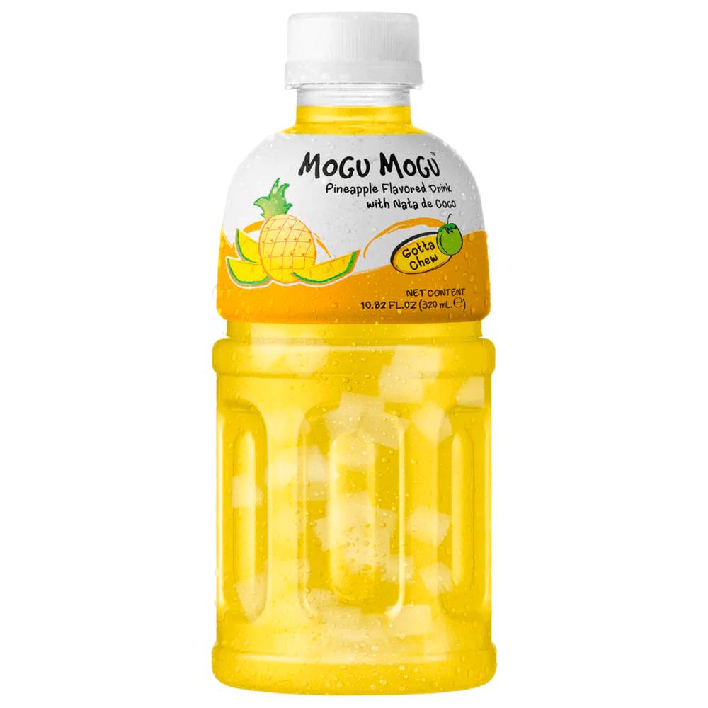 Une bouteille transparente sur fond blanc qui montre la couleur jaune de la boisson. Sur l’étiquette est dessiné une ananas entier et 3 tranches d’ananas autour 