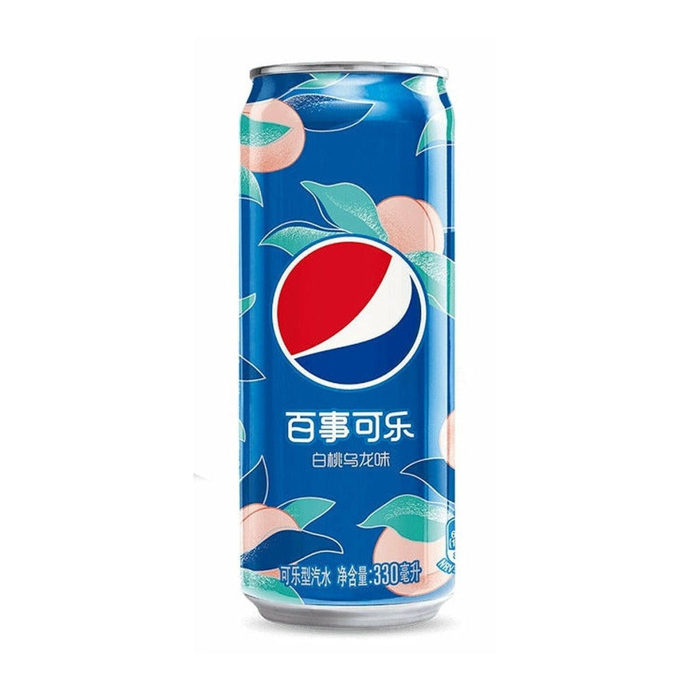 Une longue canette bleu sur fond blanc, avec des pêches roses et des feuilles vertes et le logo de Pepsi au centre