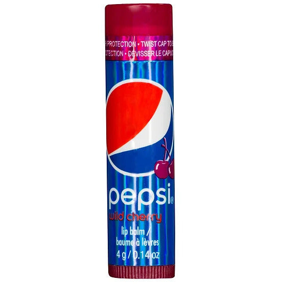 Un baume à lèvre bleu avec le logo de Pepsi au centre, et à coté il y a une cerise. Le tout sur fond blanc