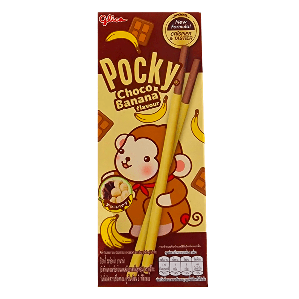 Un carton brun et jaune sur fond blanc avec des biscuits en bâtonnet enrobés de chocolat de couleur jaune. Au centre un petit singe qui tient les 2 bâtonnets