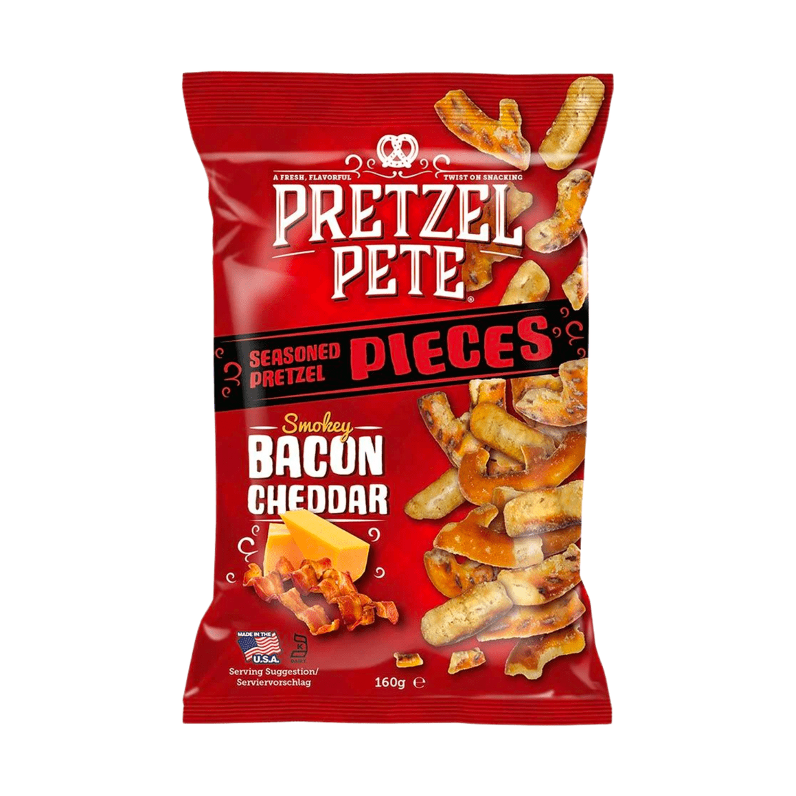 Un paquet rouge sur fond blanc, à gauche 2 morceaux de fromage et 2 tranches de bacon. A droite il y a des bretzels de formes différentes
