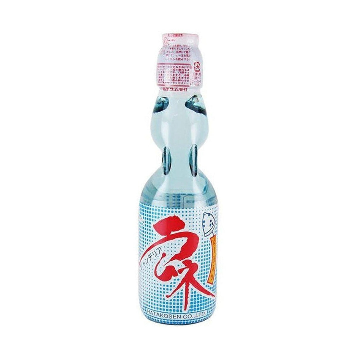 Une bouteille transparente sur fond blanc avec une boisson transparente, il y a une étiquette blanche à points bleus sur la moitié basse de la bouteille