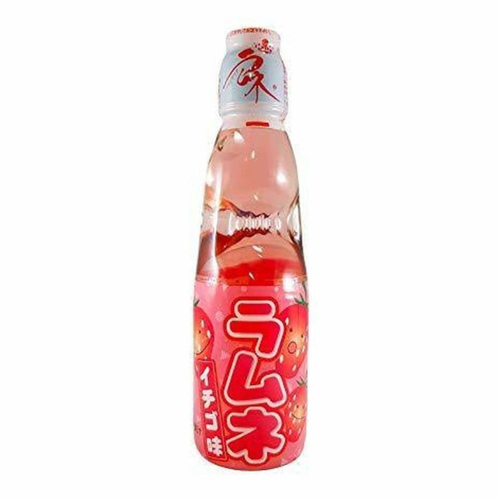 Une bouteille transparente sur fond blanc avec une boisson légèrement rosée, il y a une étiquette rose sur la moitié basse de la bouteille avec des fraises qui sourient 