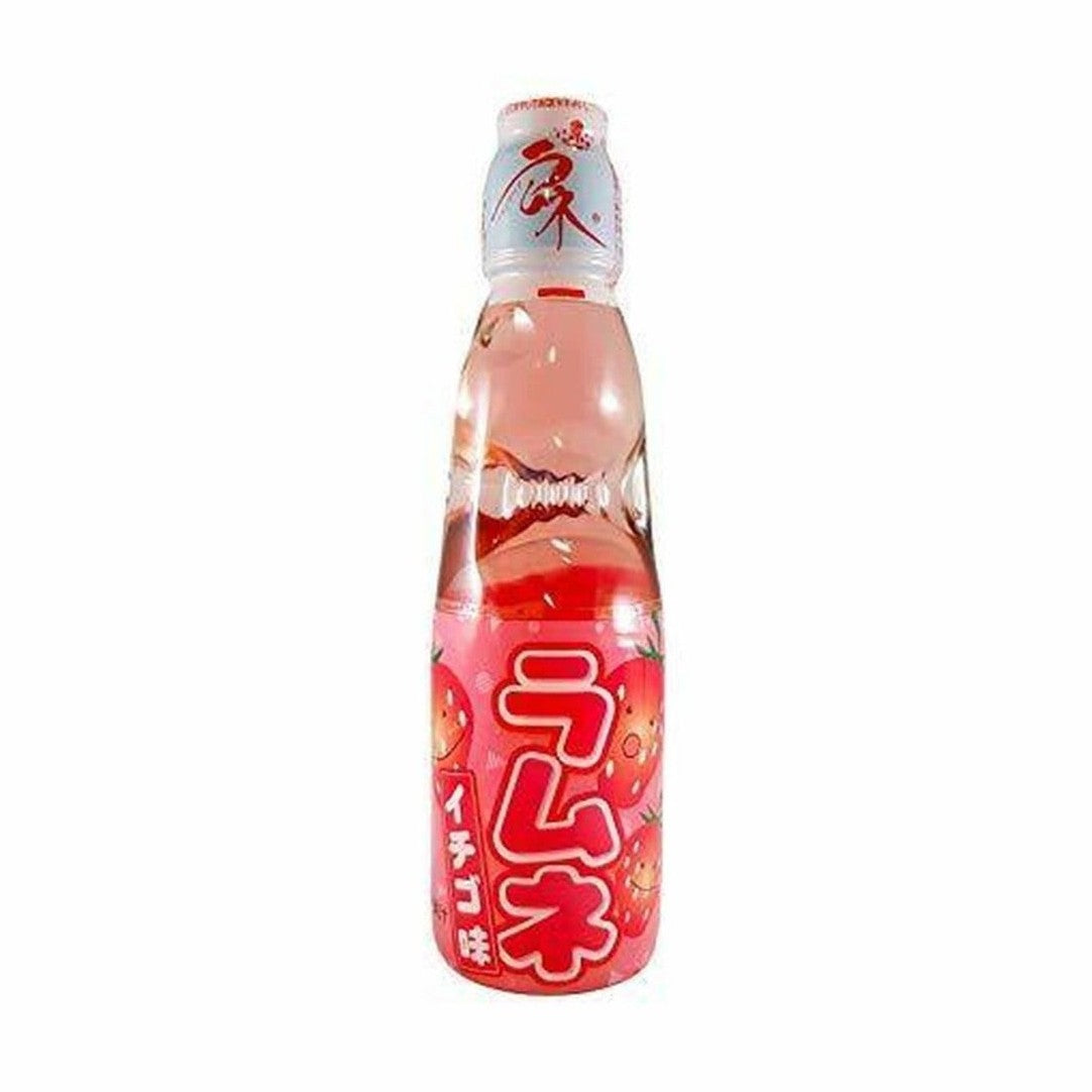 Une bouteille transparente sur fond blanc avec une boisson légèrement rosée, il y a une étiquette rose sur la moitié basse de la bouteille avec des fraises qui sourient 