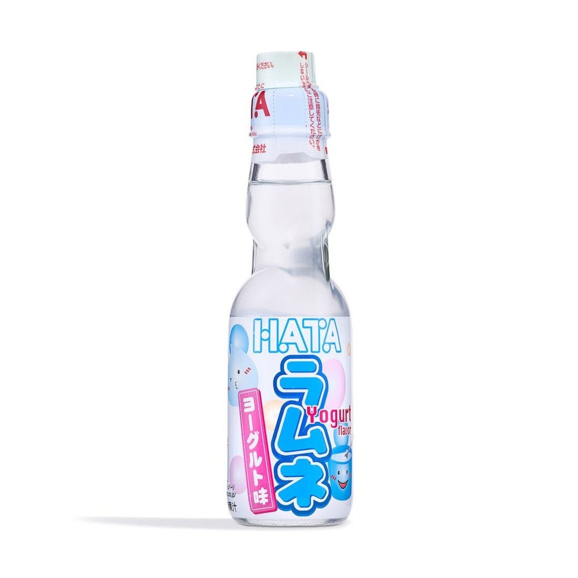 Une bouteille transparente sur fond blanc avec une boisson transparente, il y a une étiquette blanche sur la moitié basse de la bouteille avec un pot de yaourts qui sourit