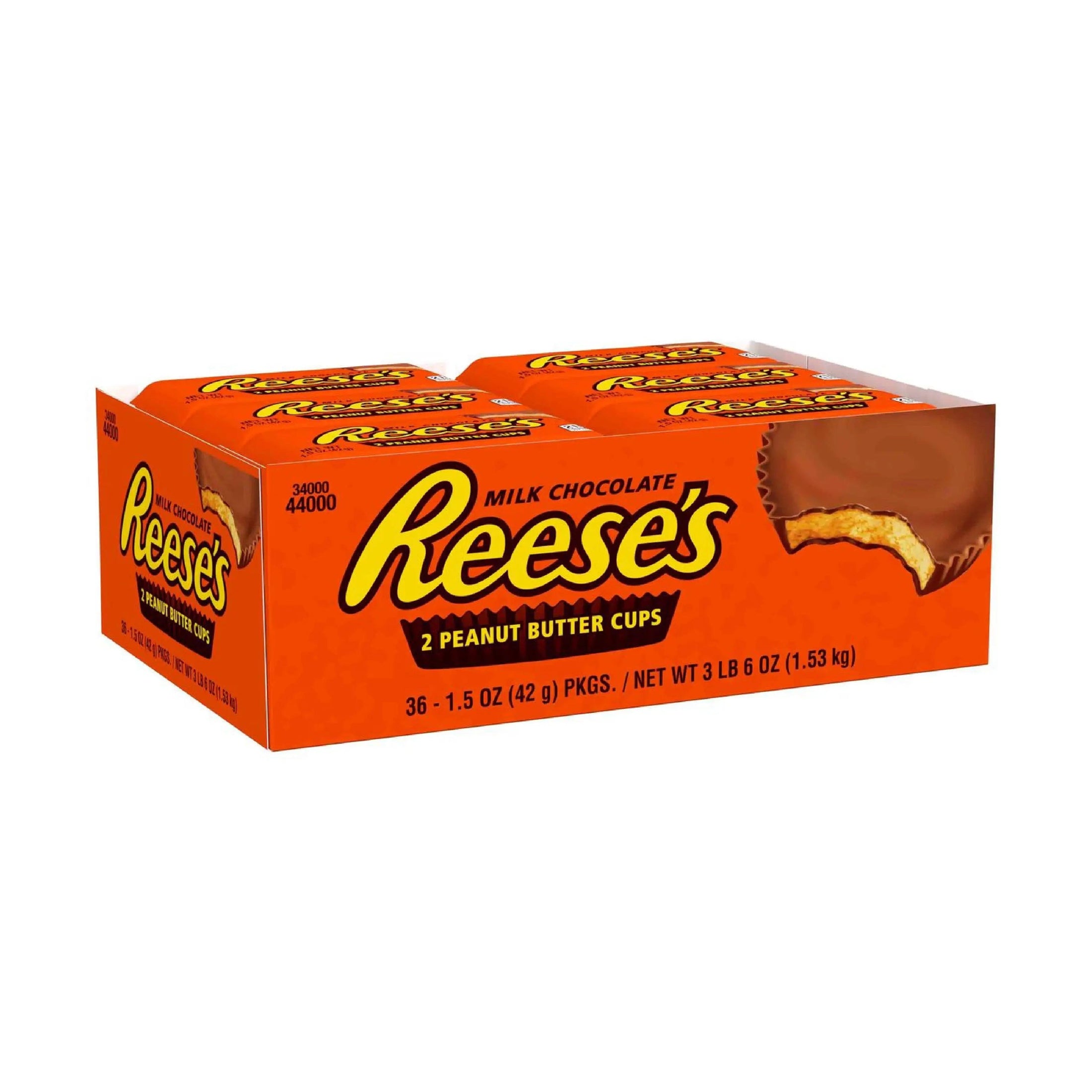 Un grand carton orange avec plusieurs emballages individuels. Il est écrit « Reese’s » au centre et au milieu, au-dessus à droite il y a un chocolat en cup qui est croqué et on y voit une pâte brune claire